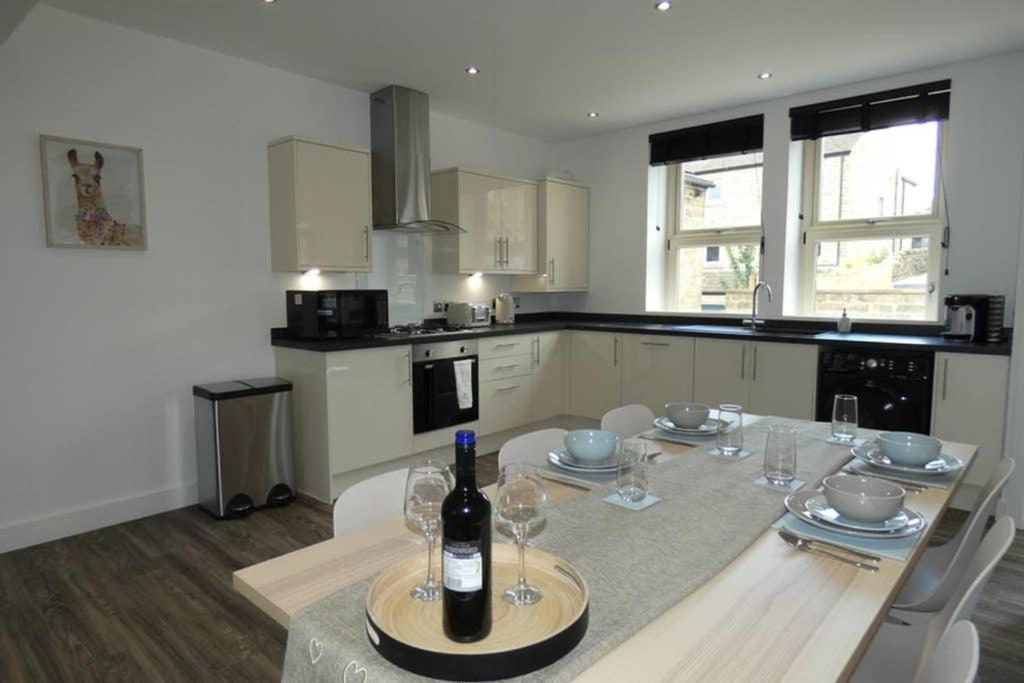 Copley Loft 3 Bedroom House with Patio - Housity