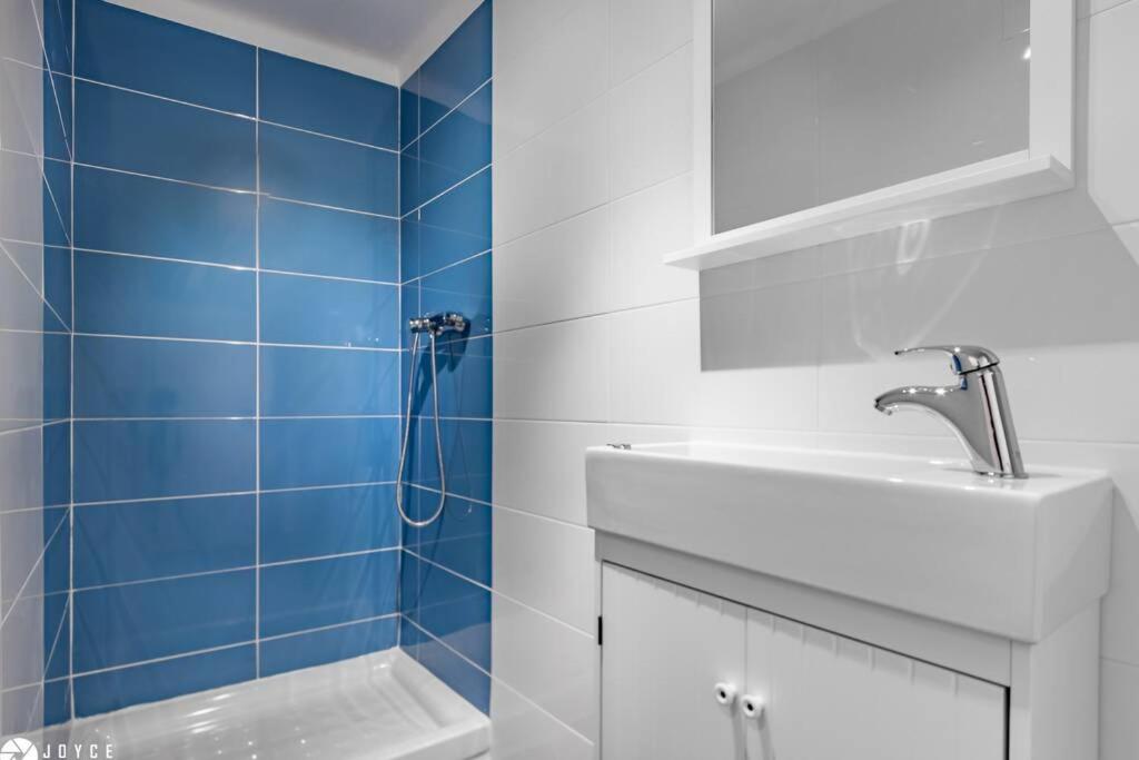 InLoveApartments - Window To Heaven - Housity
