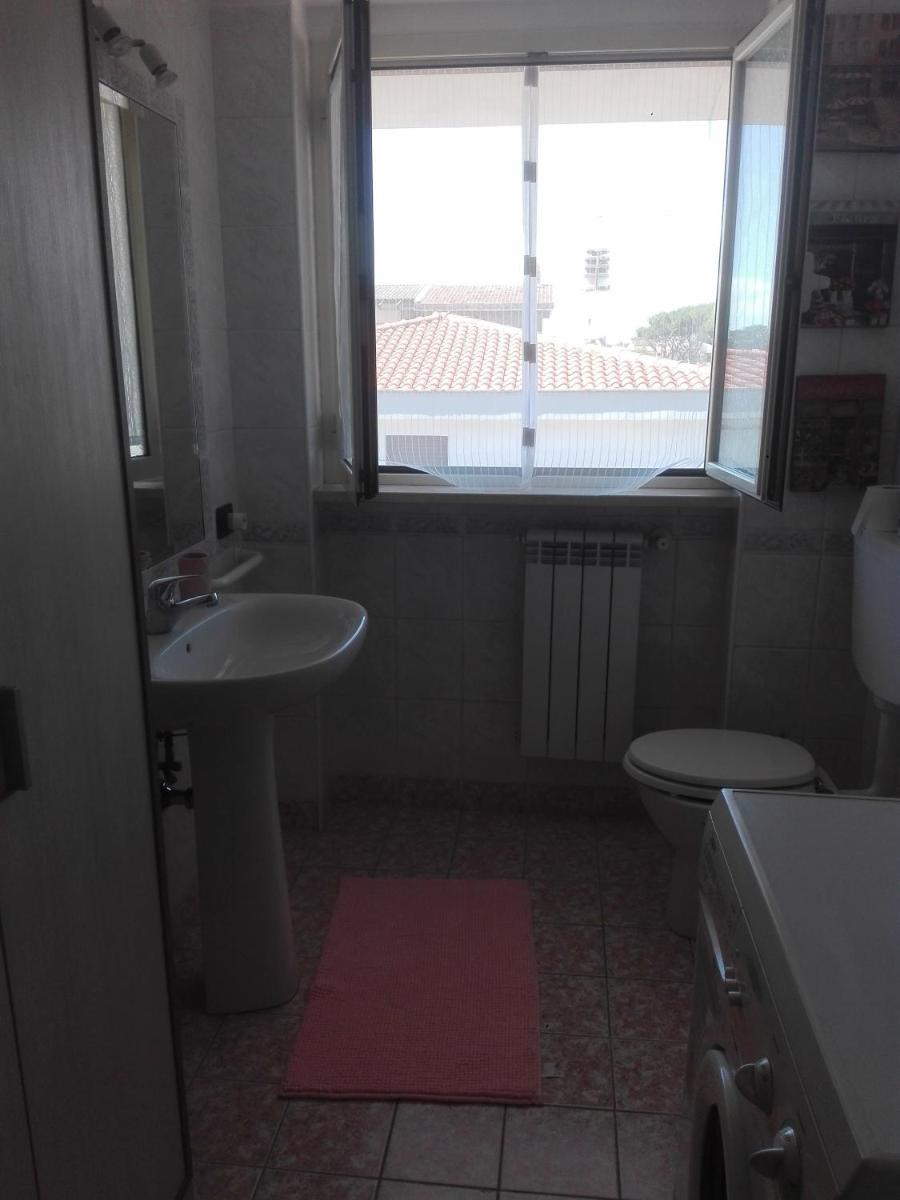 A Santy's RoomsBAGNO CONDIVISO SHAREDBOTH ROOM2piano no lift NO SHUTTLE -NO PASTI NO MEAL,- A PAGAMENTO AIR CONDIZextra bed AIR CONDIZ EXTRABED FOR A FEE-3 MINUTI BUS XFIERADIROMA-10 MINUTES STOP BUS TO ROME IN50 MINUTES TRAFFICPERMITTING ARE YOU TO ROME - Housity