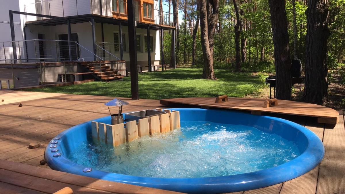 Luksusowa Willa pod Lasem, Otwock - Shared garden, sauna, wood hot tub! Hot tub seasonal! - Housity