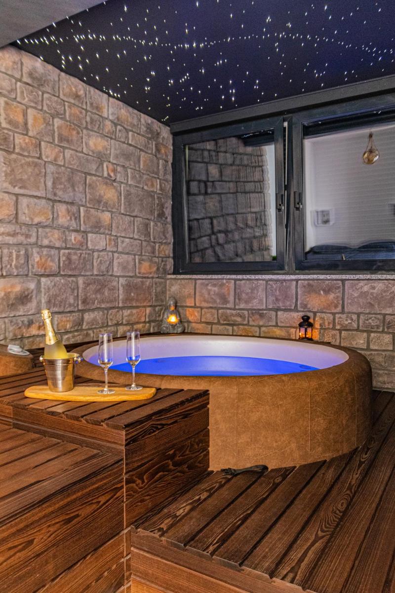 Jacuzzi - Flexible SelfCheckIns 20 - Zagreb - Luxury - Garage - Smart - Brand New - Apartments Repinc - Housity