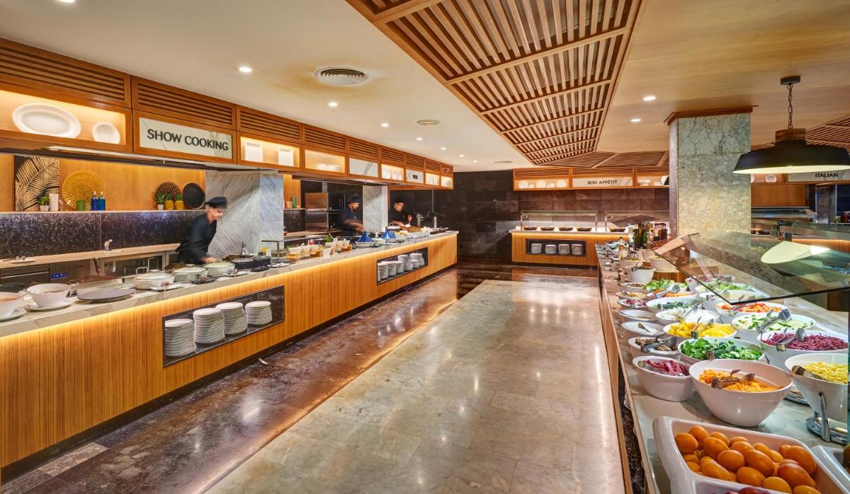 Comida en o cerca de este hotel