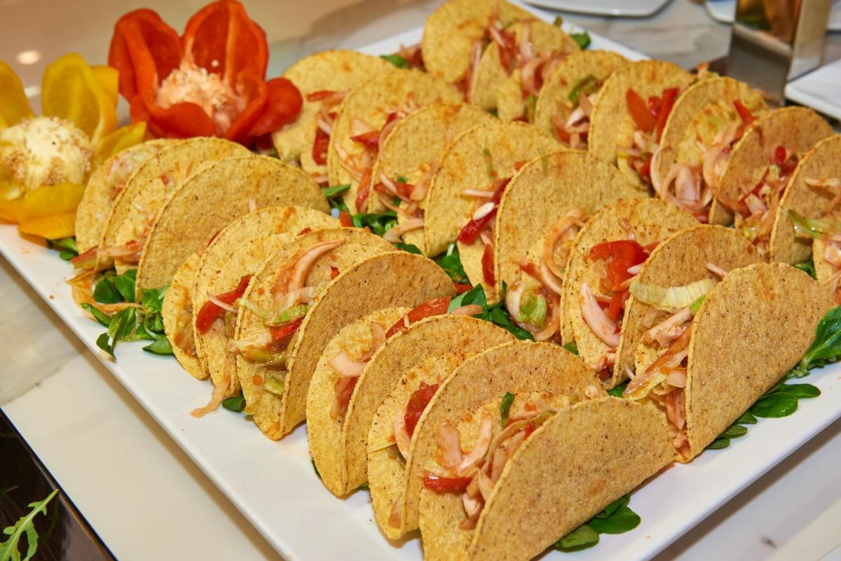 Comida en o cerca de este hotel