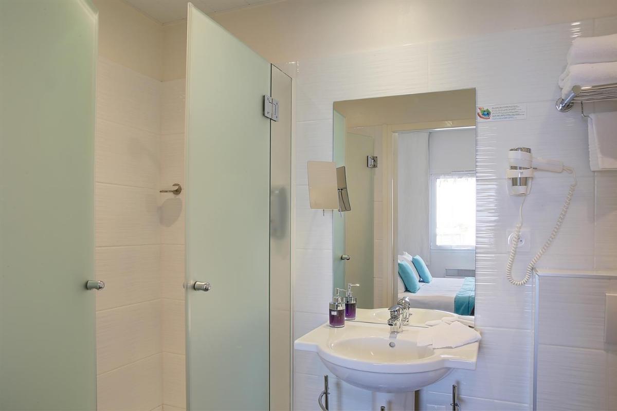 Salle de bains dans l'établissement Best Western Plus Les Terrasses de Bréhat