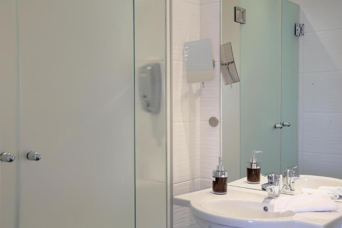 Salle de bains dans l'établissement Best Western Plus Les Terrasses de Bréhat