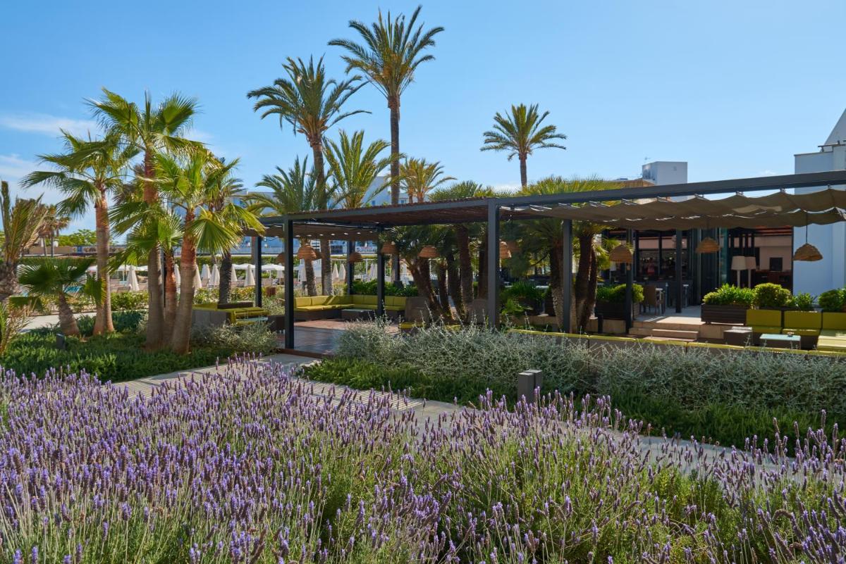 Jardín al aire libre en Protur Sa Coma Playa Hotel & Spa