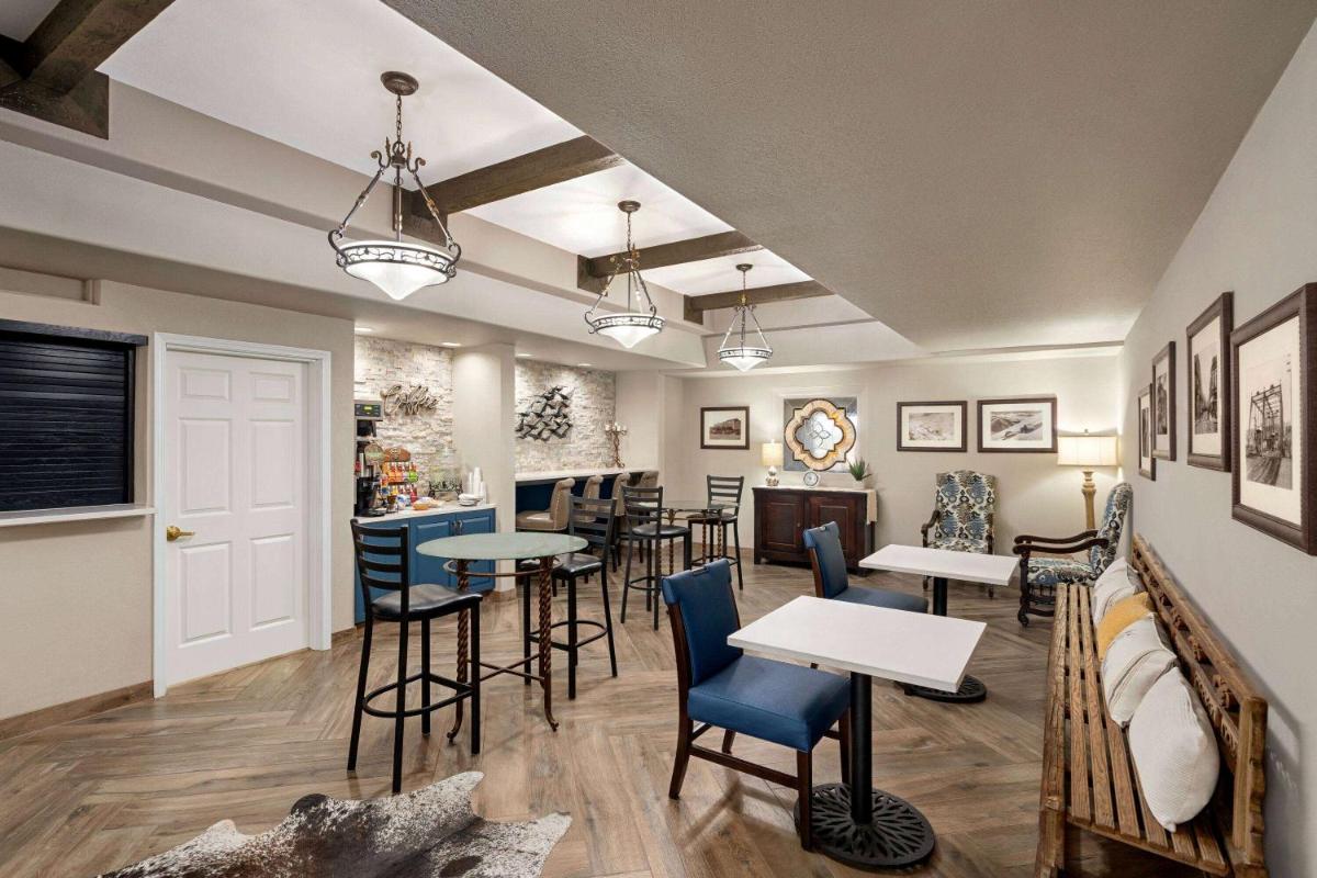 La Quinta by Wyndham Trinidad - Housity