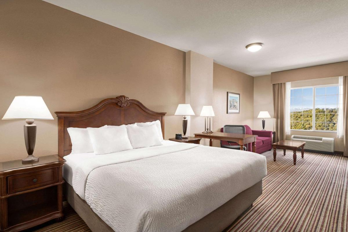 La Quinta by Wyndham Trinidad - Housity