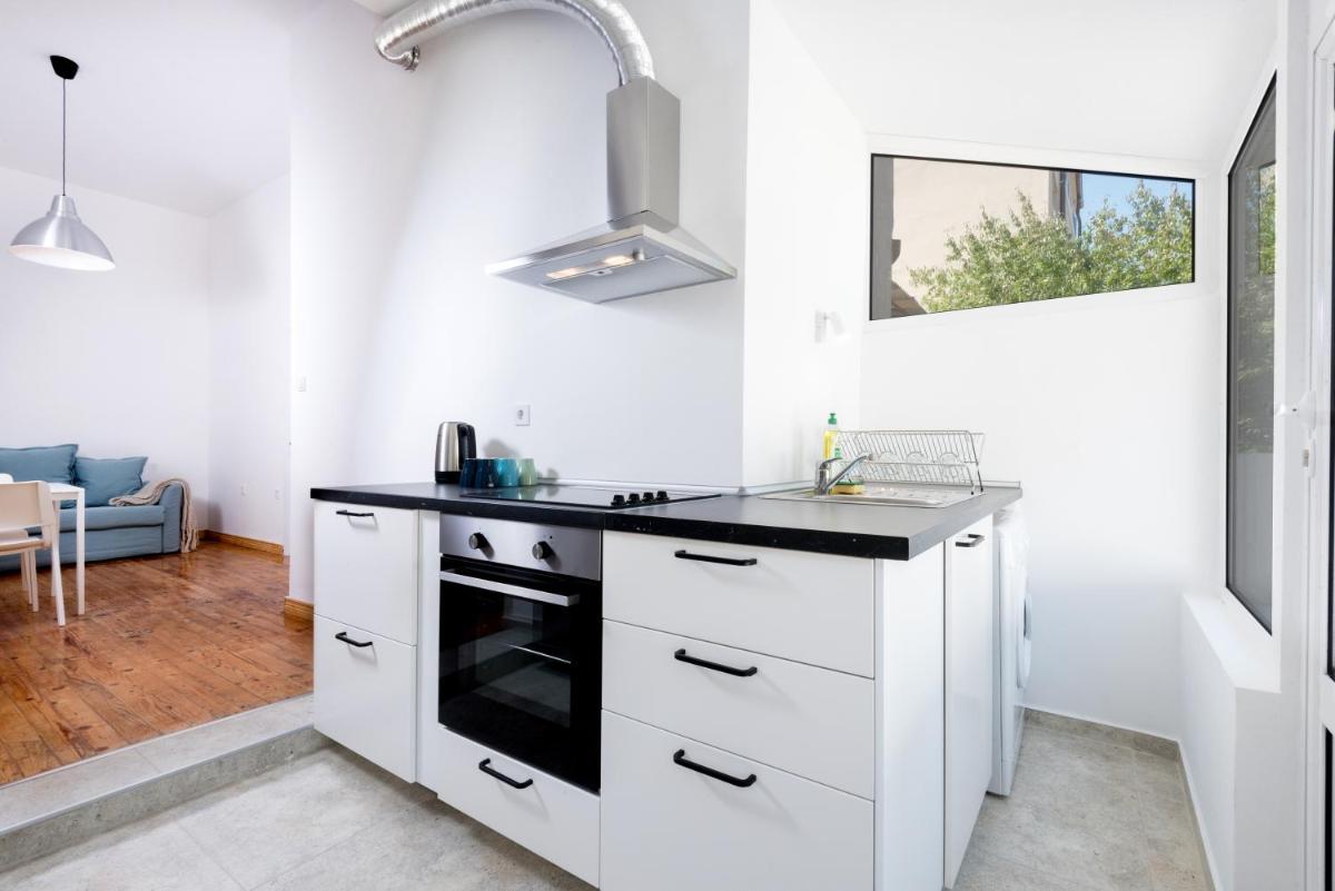The WHITE APARTMENT - Bogoridi Main Street - Housity