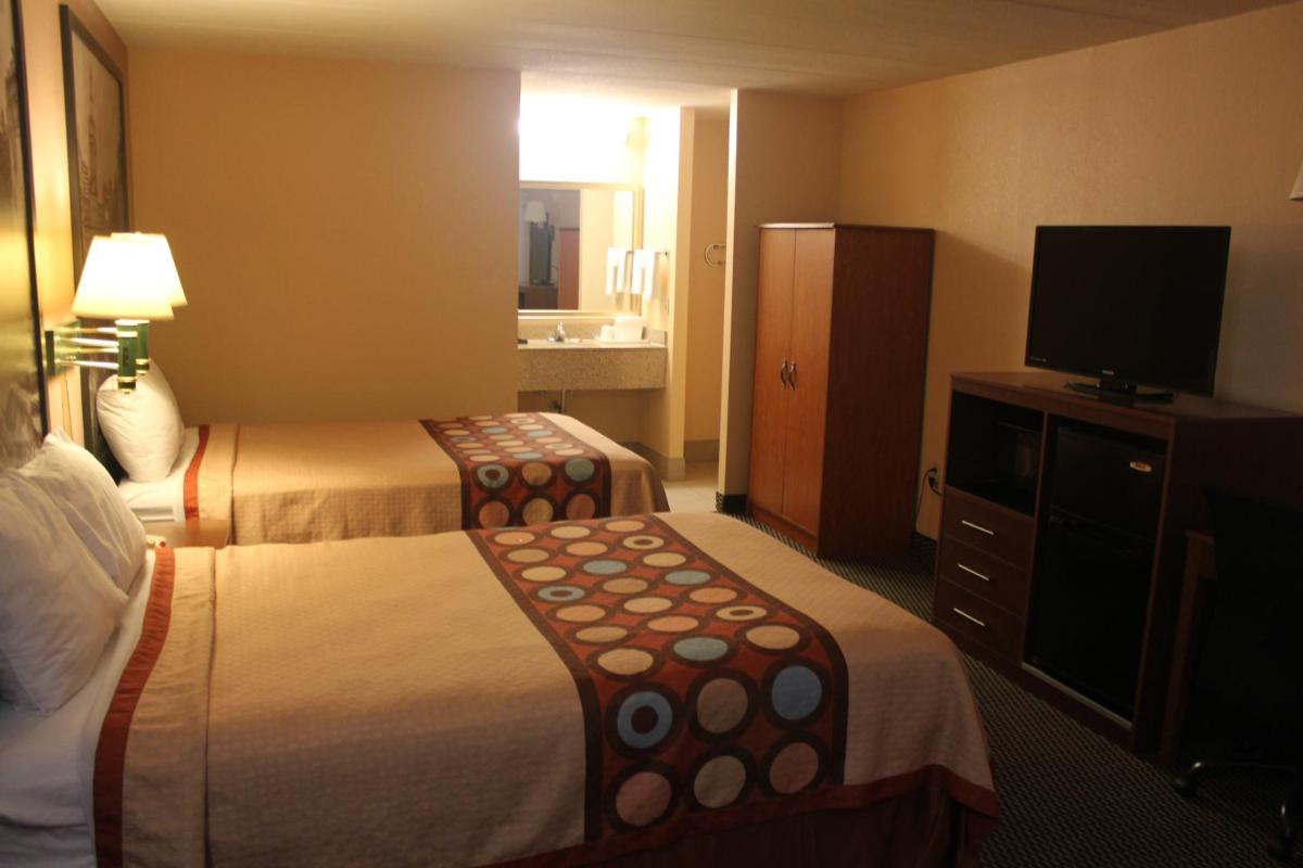 Super 8 by Wyndham Laurel - Housity