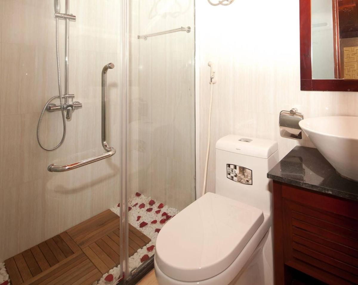Room in Boat - Halong Bay Deluxe Cruise Bungalow on Island - Housity
