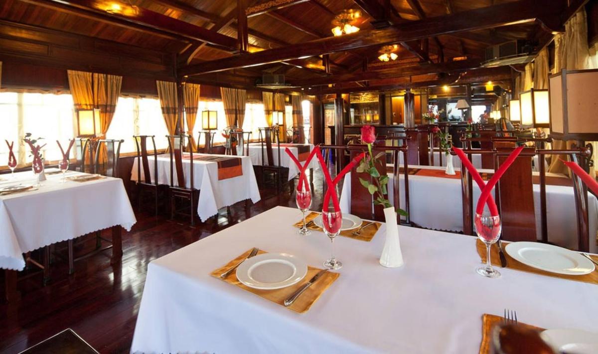 Room in Boat - Halong Bay Deluxe Cruise Bungalow on Island - Housity