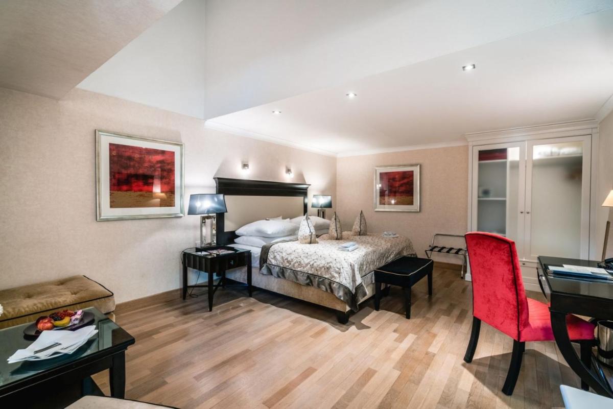 Ein Bett oder Betten in einem Zimmer der Unterkunft Deidesheimer Hof