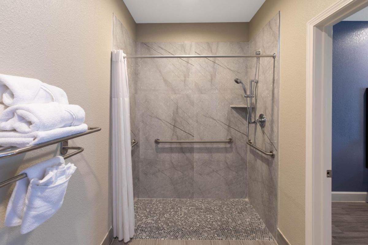 Days Inn & Suites by Wyndham La Porte - Housity