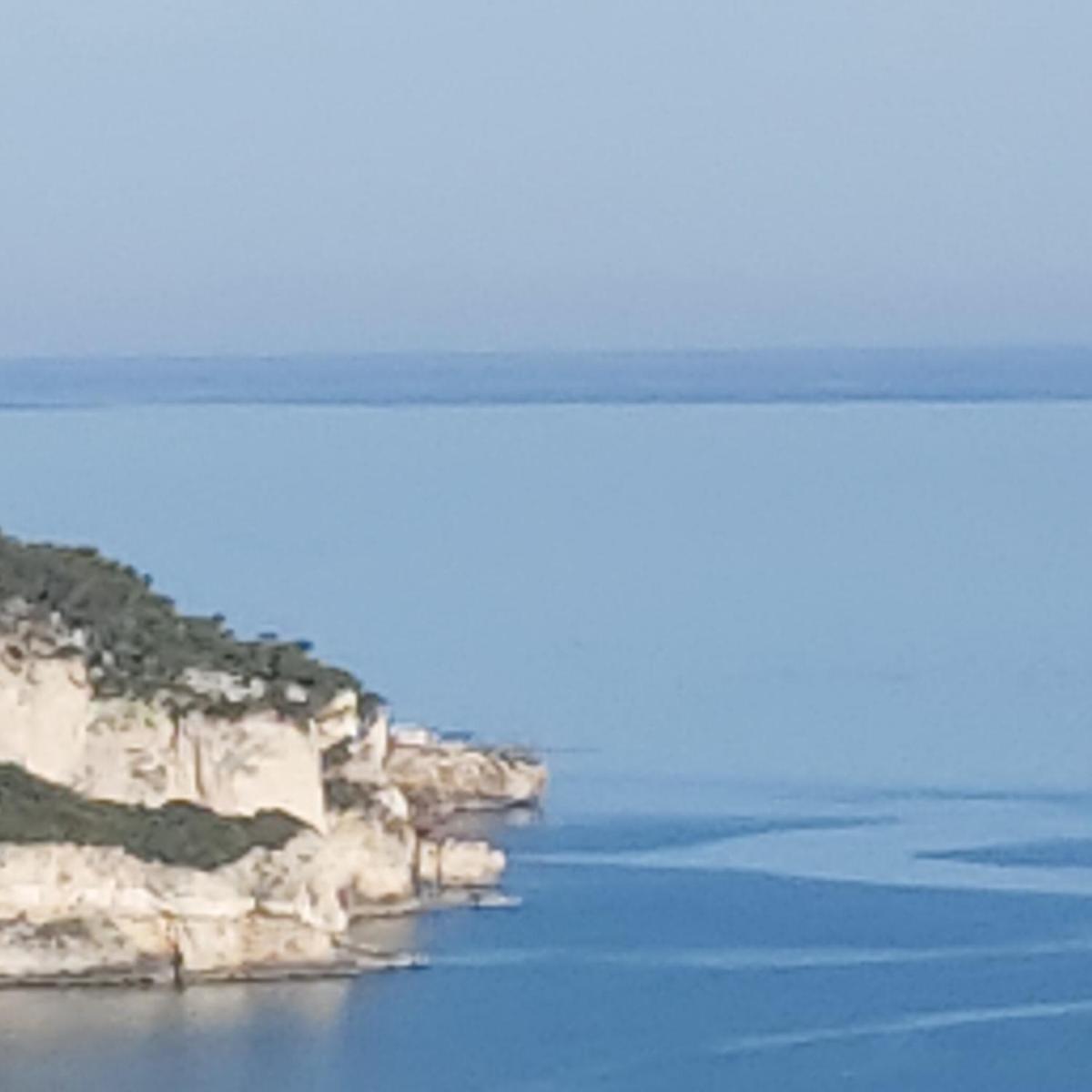 Attico con terrazzo e finestre sulla baia di Peschici - Housity