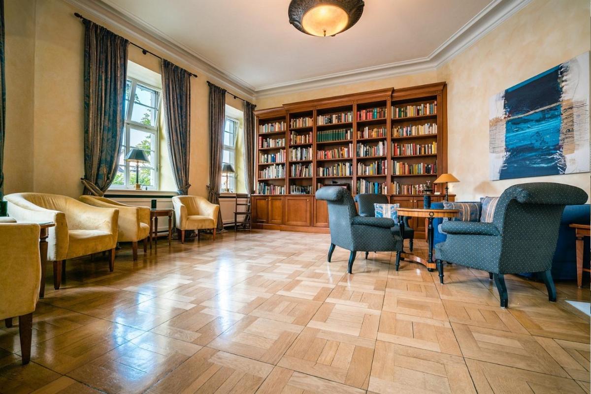Ein Sitzbereich in der Unterkunft Deidesheimer Hof