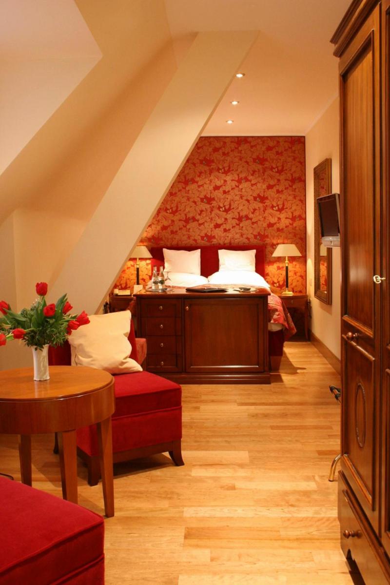 Ein Bett oder Betten in einem Zimmer der Unterkunft Deidesheimer Hof