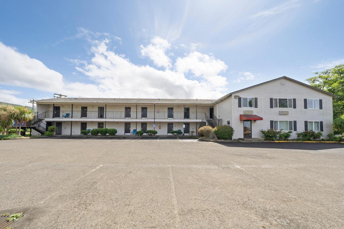 Garibaldi Inn at the Bay - Housity