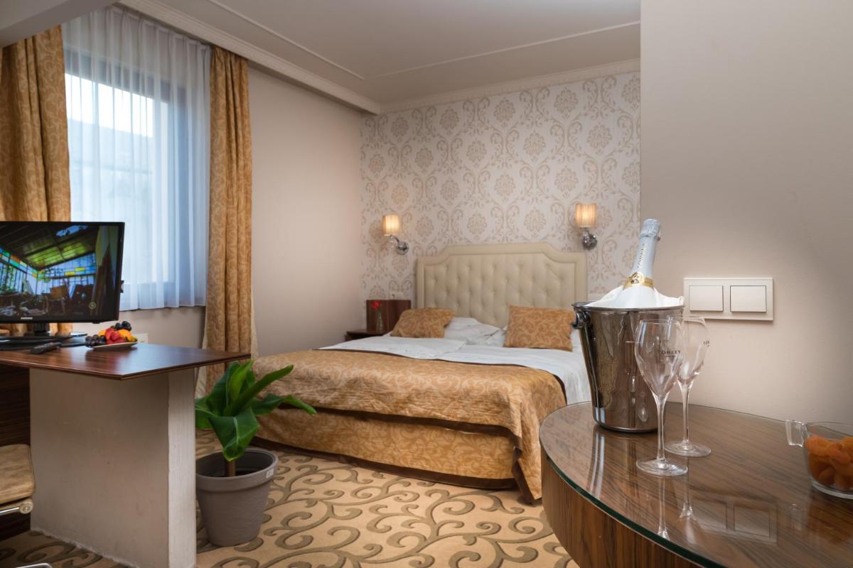 Golden Ball Club - Housity