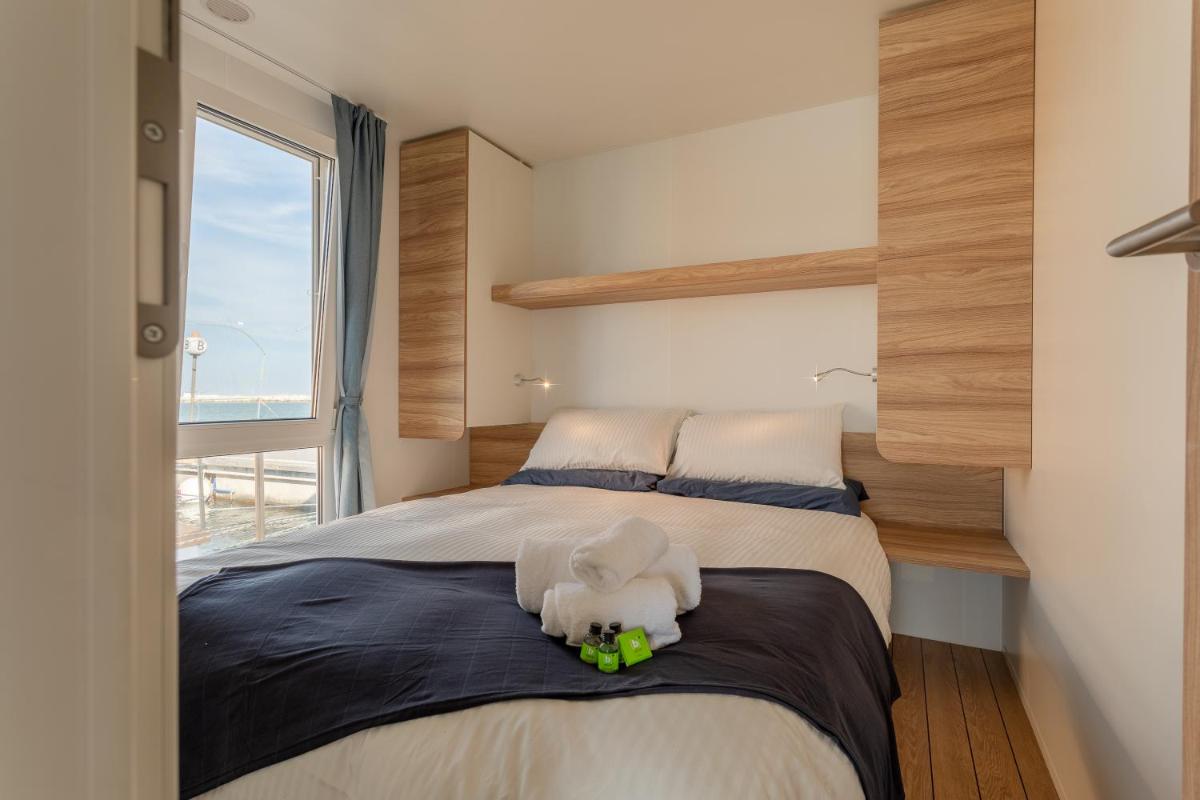 AQUA RESORT GIULIANOVA - Houseboat Experience - Housity