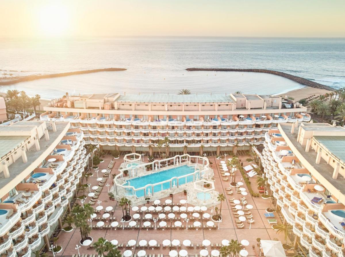 una vista aérea del hotel y la playa en Hotel Cleopatra Palace, en Playa de las Américas