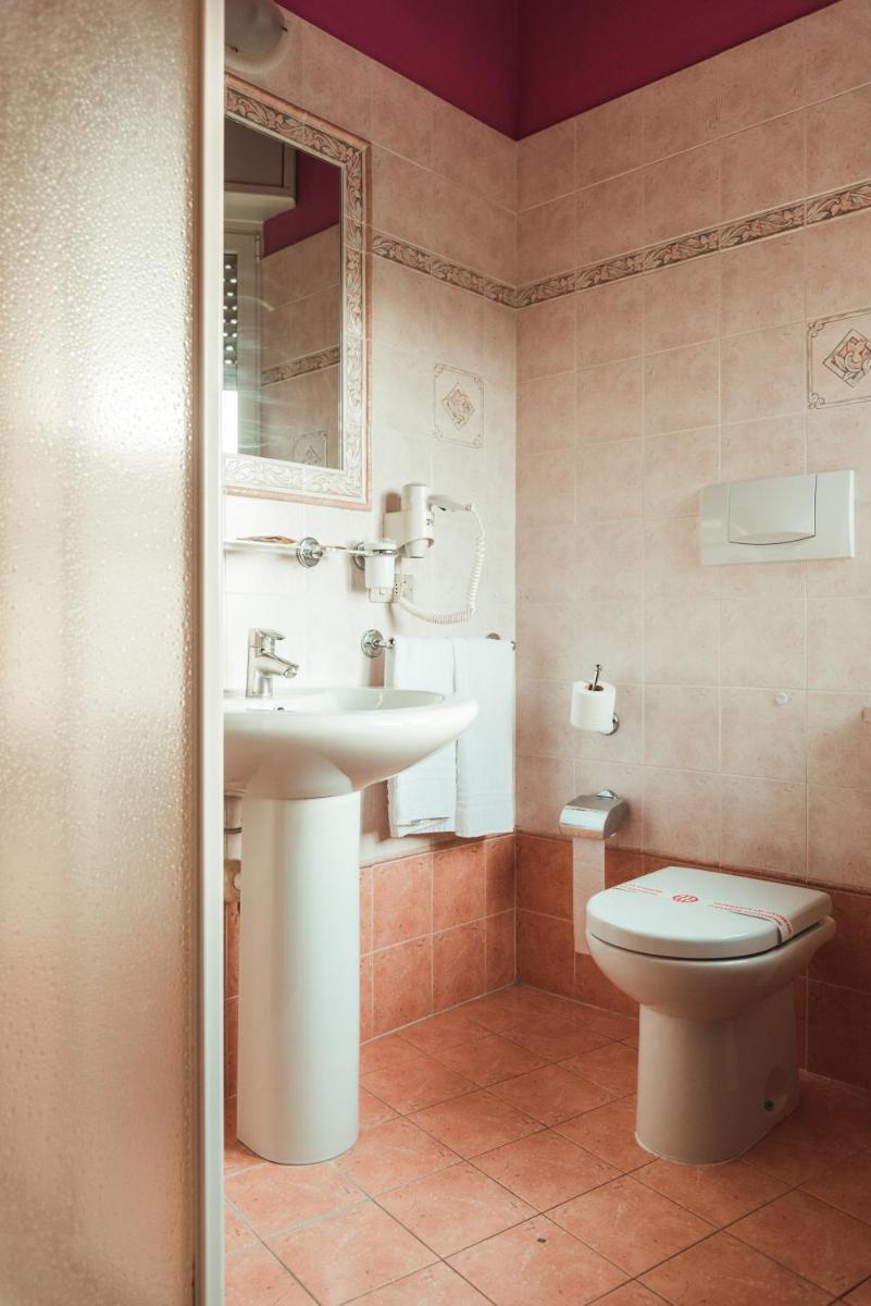 Hotel Benacus - Housity