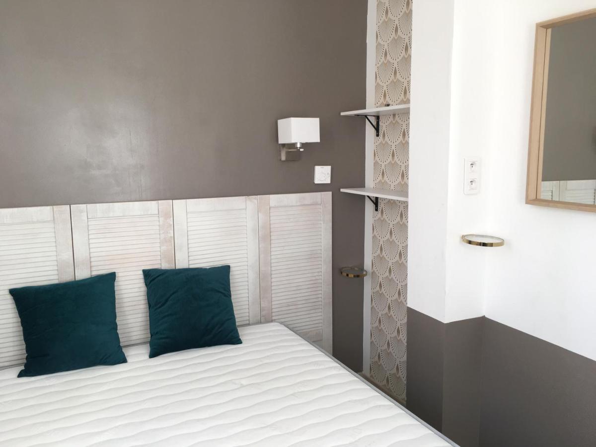 Bandol, vue panoramique sur la mer, la plage, le port - Housity