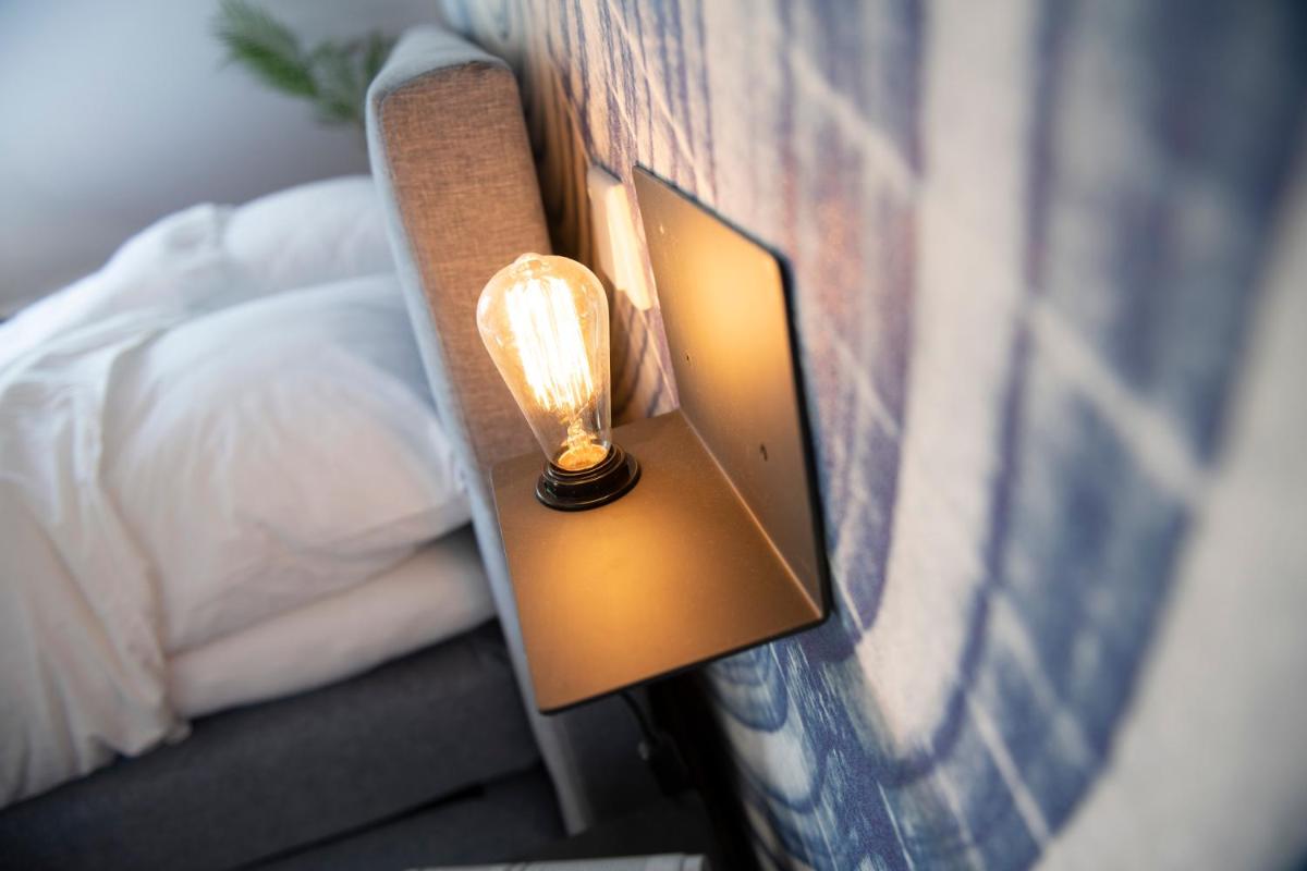 B&B Reveille - Housity