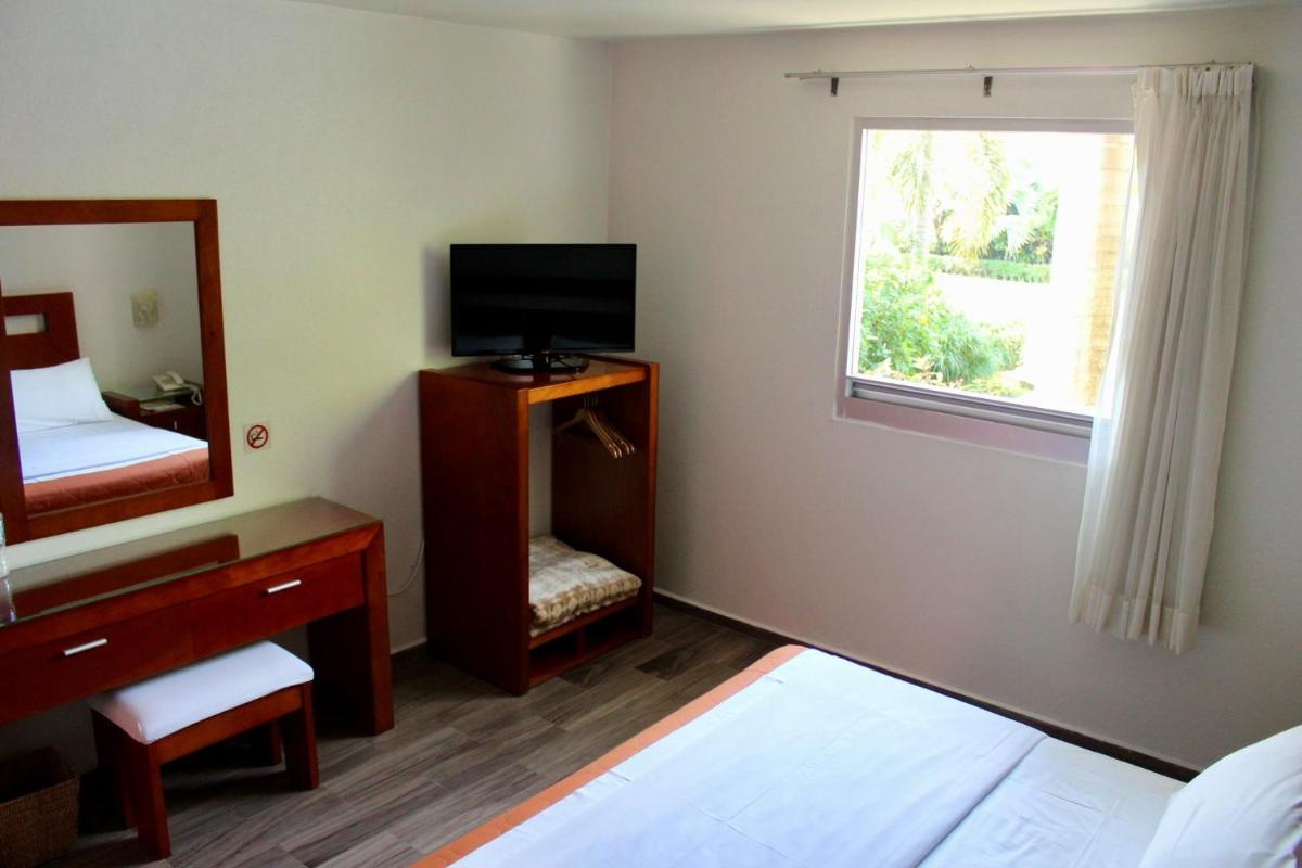 HI Huasteca Inn Hotel - Housity