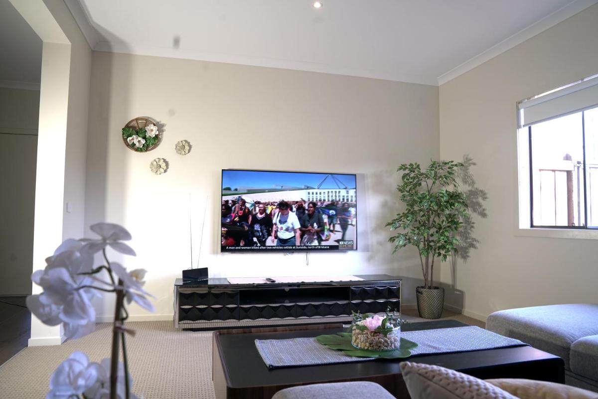 6 Bedrooms Contemporary Big House at Pakenhem - Housity