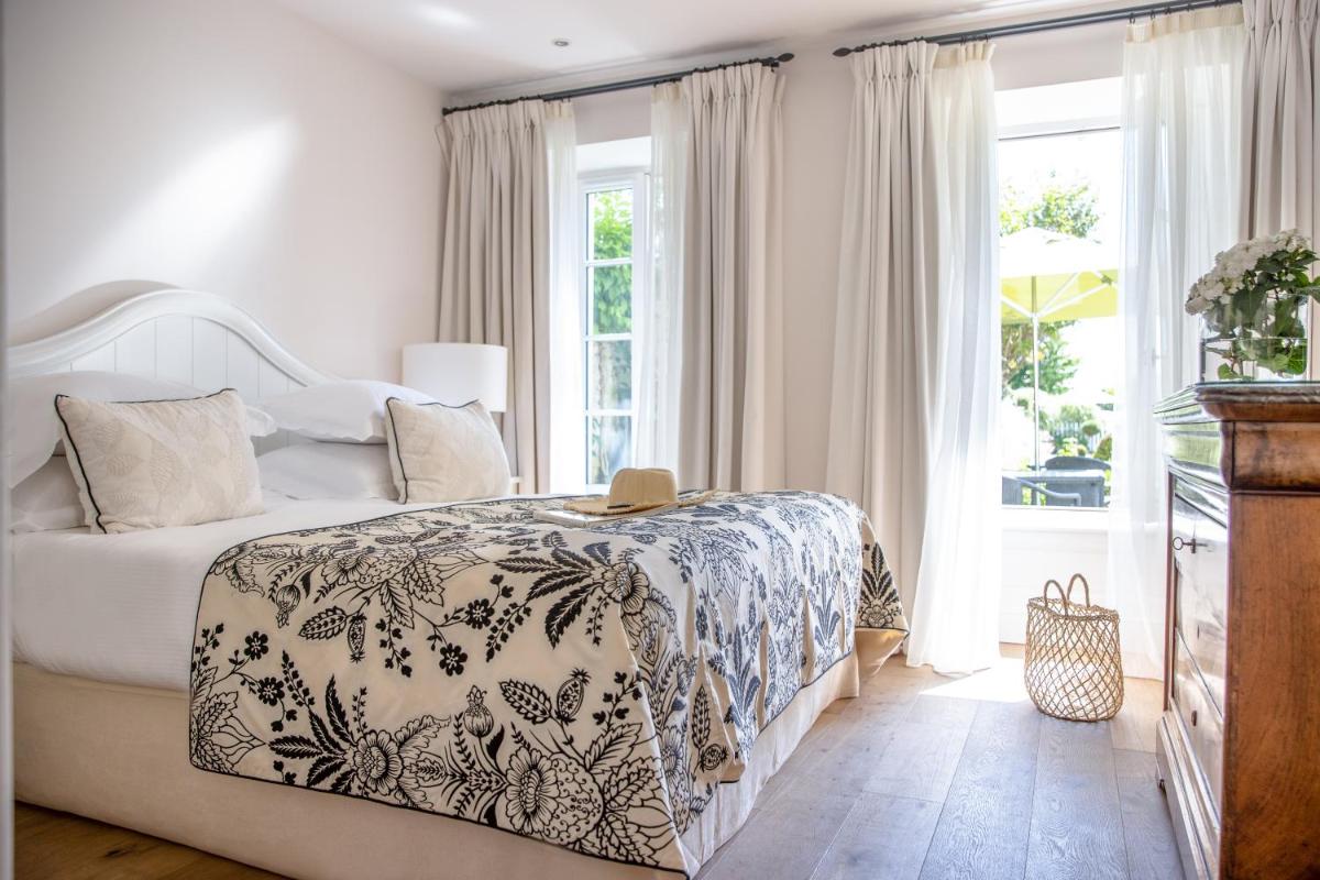 une chambre avec un lit et une fenêtre dans l'établissement Villa Clarisse & Spa by Olivier Claire, à Saint-Martin-de-Ré