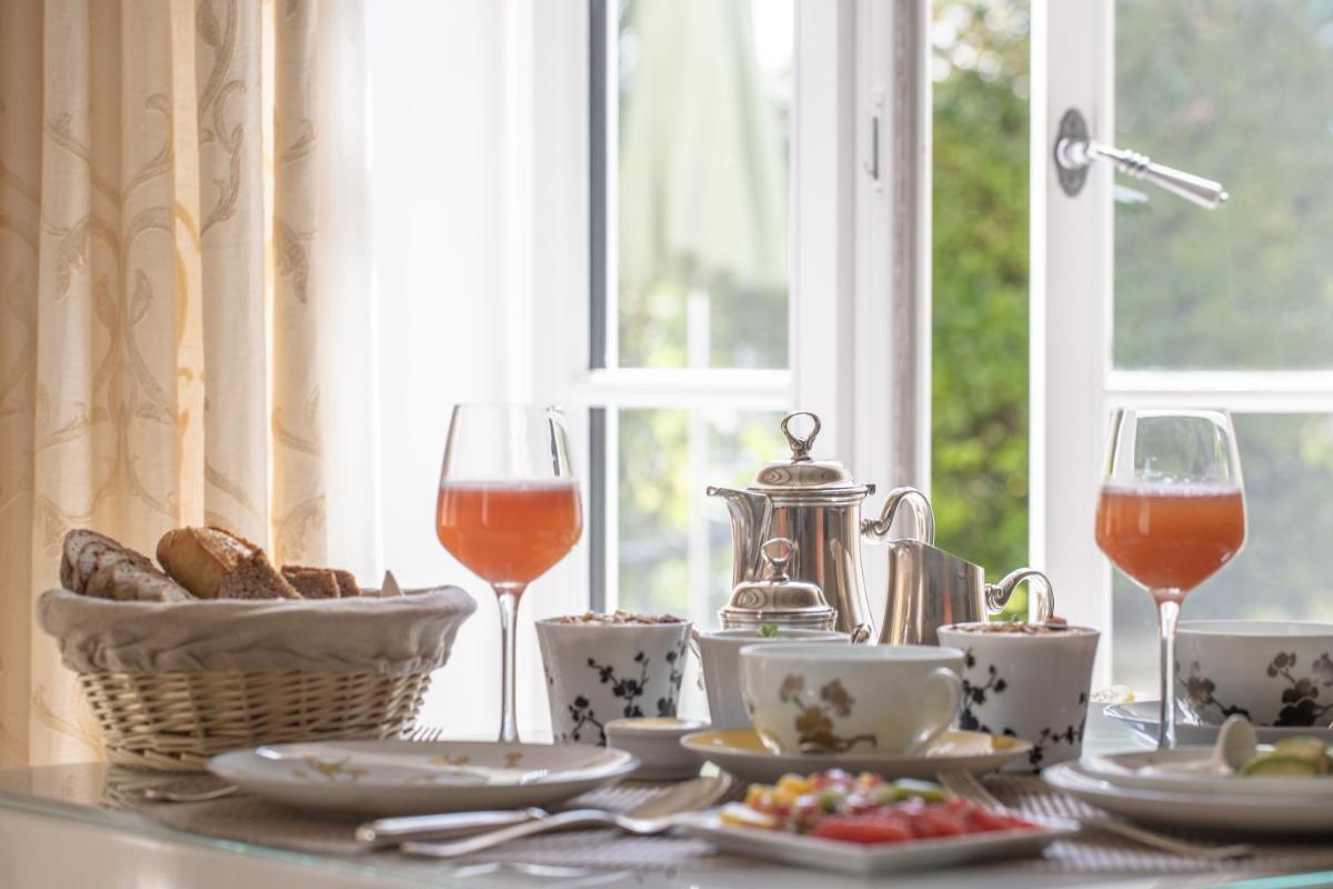 - une table avec deux verres de vin et de nourriture dans l'établissement Villa Clarisse & Spa by Olivier Claire, à Saint-Martin-de-Ré