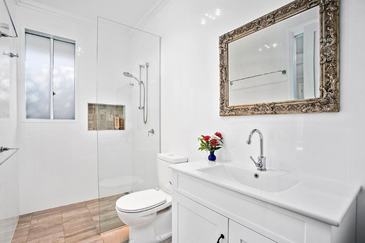 Suitetrails - Jetty Splendour Guest Bedroom with Bathroom en-suite B'nB