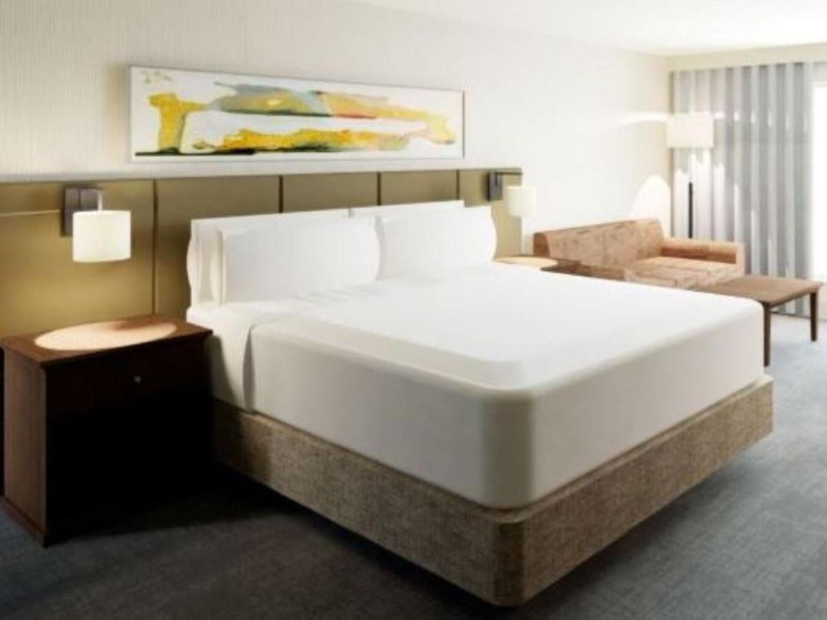 Crowne Plaza Chicago-Northbrook, an IHG Hotel - Housity