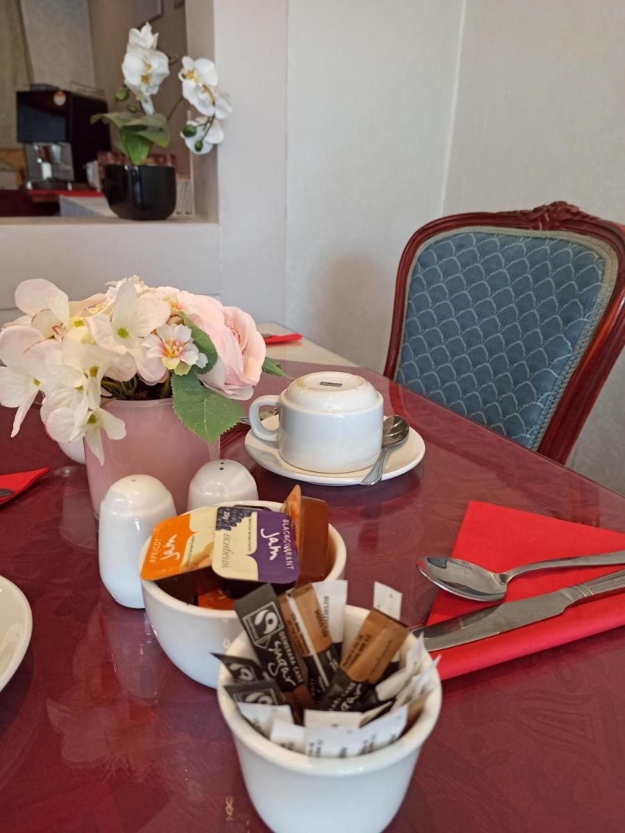 Crystal Hotel & Savour - Housity