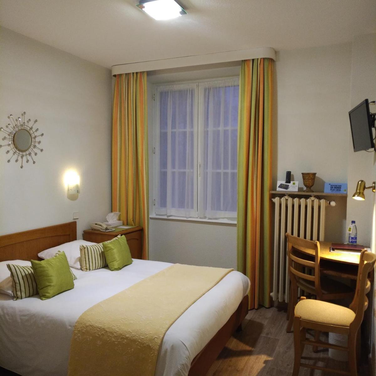 Un ou plusieurs lits dans un hébergement de l'établissement Logis Hôtel Notre-Dame - restaurant ouvert midi et soir sauf dimanche soir