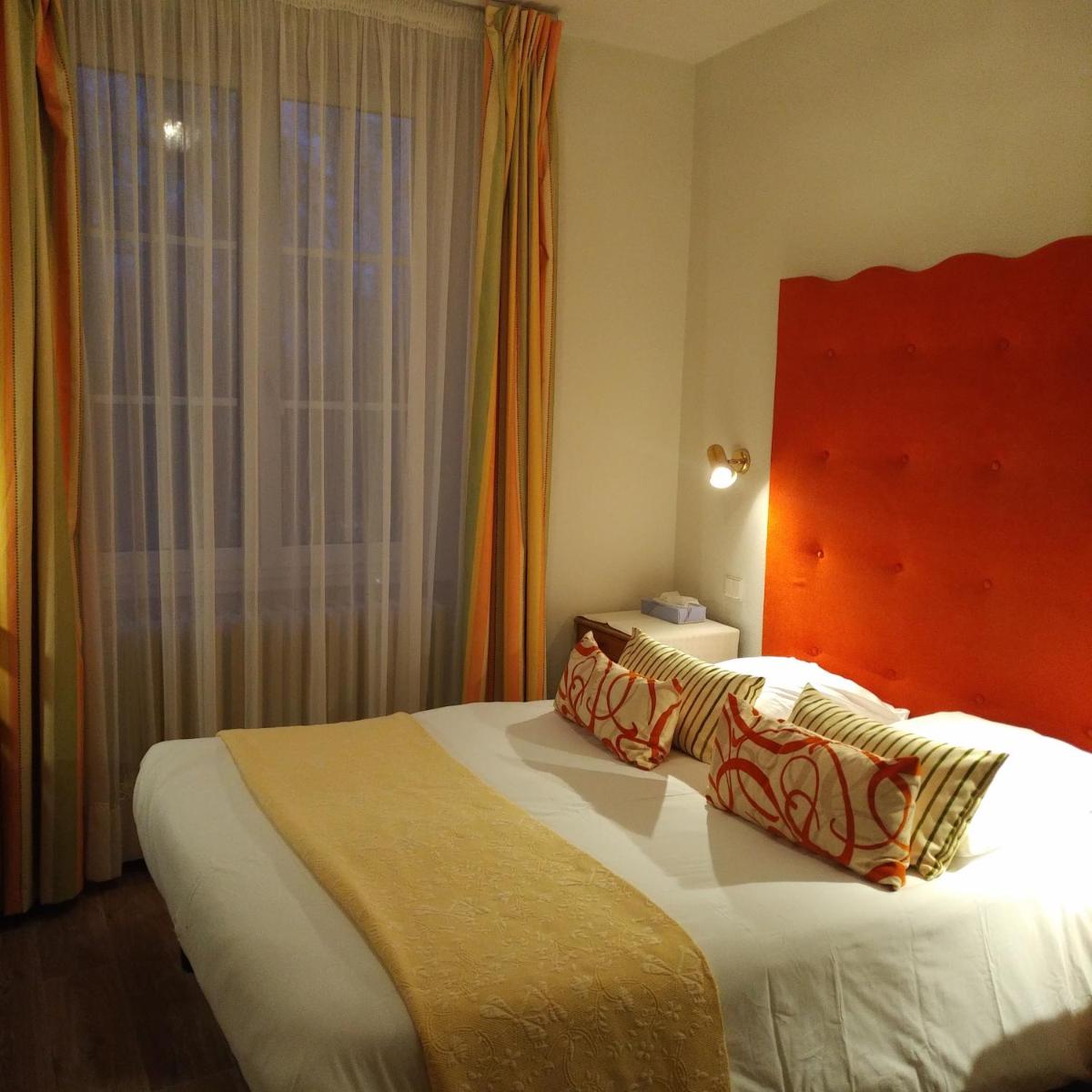 Un ou plusieurs lits dans un hébergement de l'établissement Logis Hôtel Notre-Dame - restaurant ouvert midi et soir sauf dimanche soir