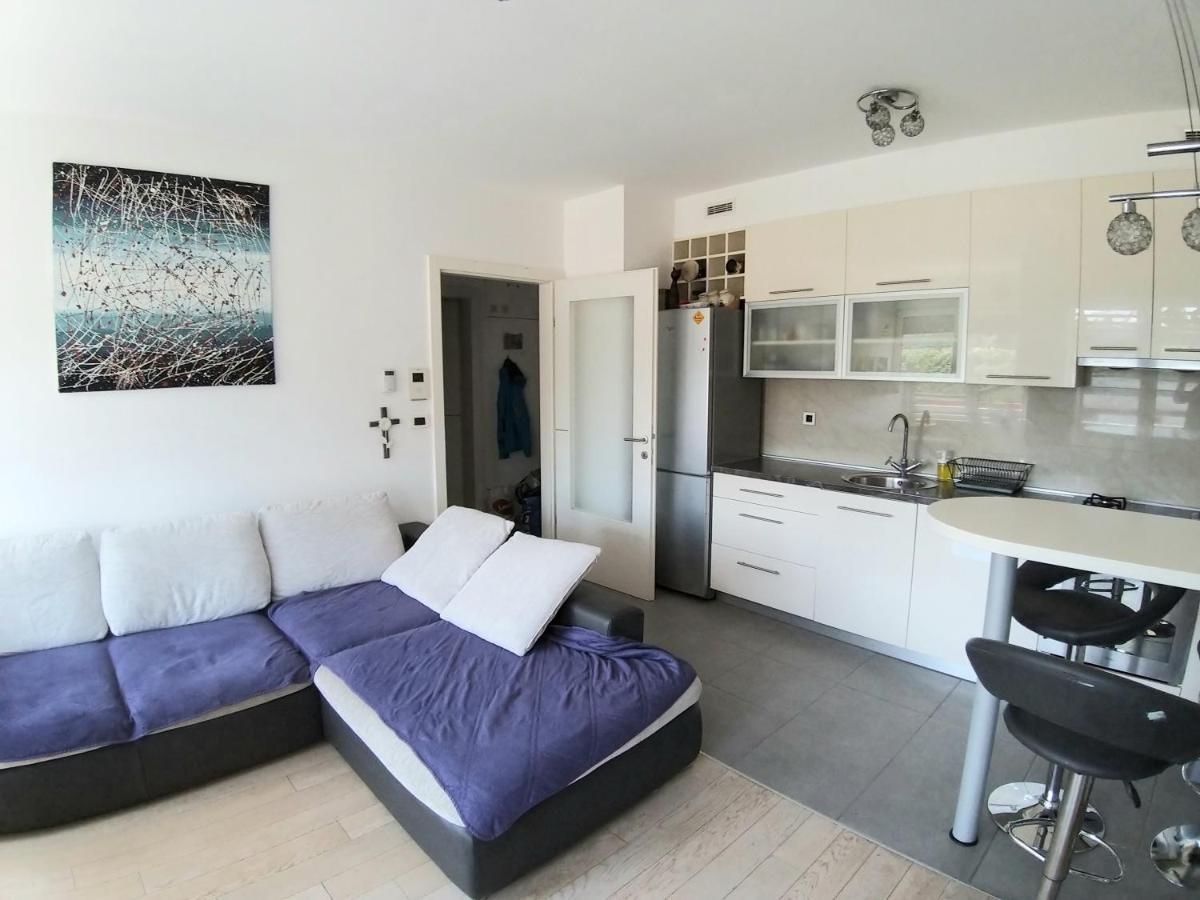 Theos atelier SELF CHECK IN APARTMENT w Free Private Parking - Housity