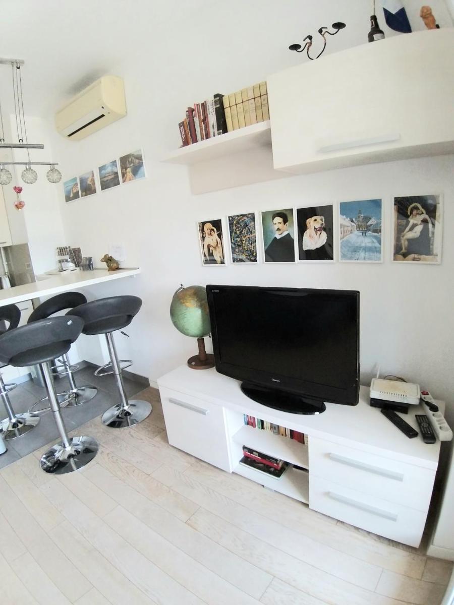 Theos atelier SELF CHECK IN APARTMENT w Free Private Parking - Housity