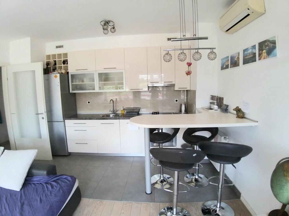 Theos atelier SELF CHECK IN APARTMENT w Free Private Parking - Housity