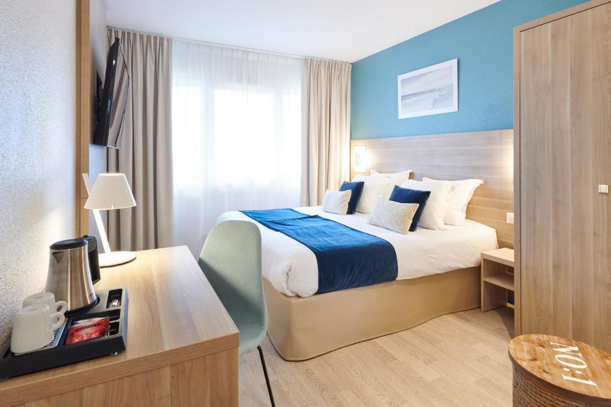 une chambre d'hôtel avec un lit et un bureau dans l'établissement Les Terrasses d'Atlanthal, à Anglet 48 autres photos