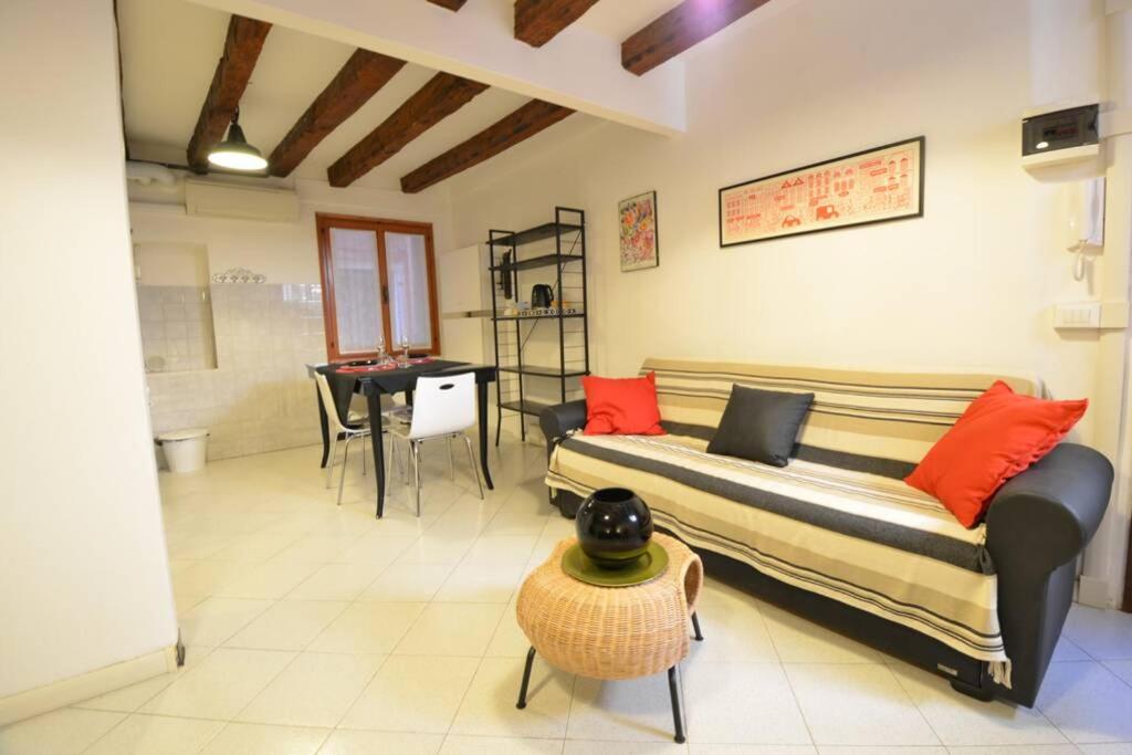 Carlo's Studio by Venicevillas - Housity