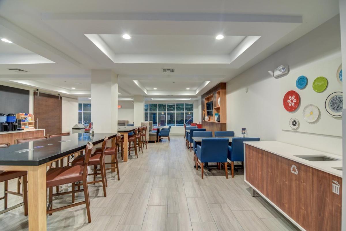 Holiday Inn Express Hotel & Suites Foley by IHG - Housity