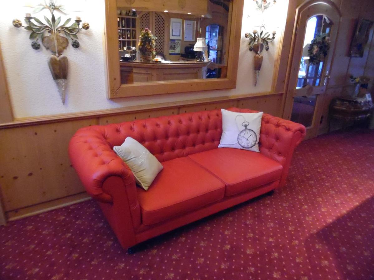 Ein Sitzbereich in der Unterkunft Wellness und Romantik Hotel Helmboldt