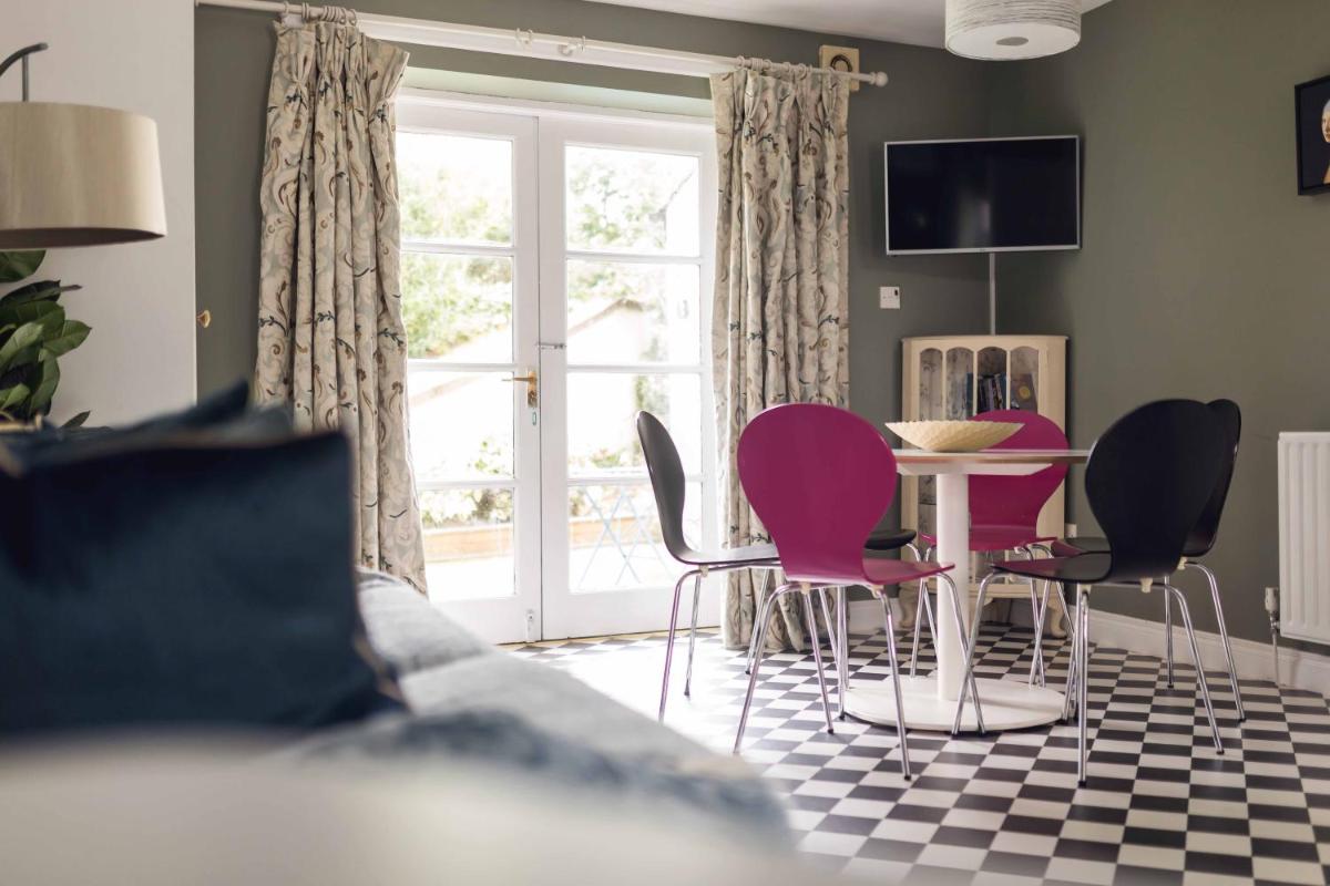 McQuirky Townhouse Opposite Marketplace Theatre - Housity