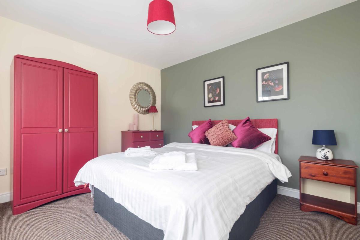 McQuirky Townhouse Opposite Marketplace Theatre - Housity