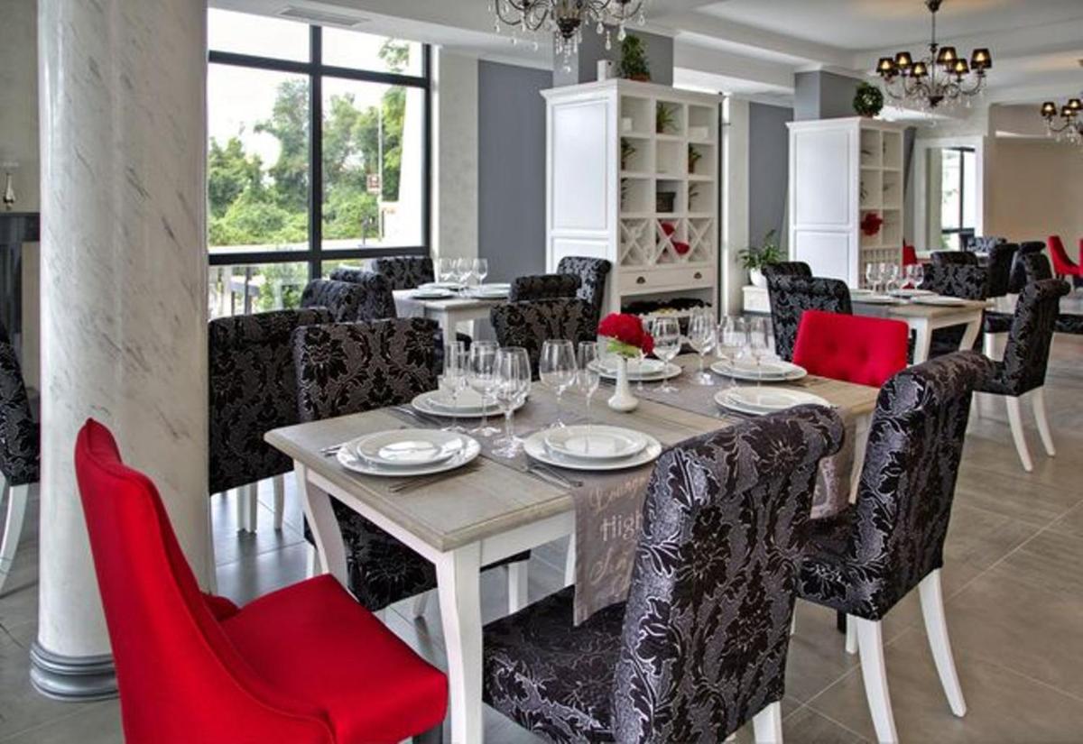 Suitetrails - Private Apartments in White Rock Castle