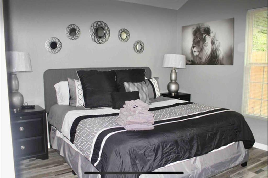 CYC Lounge with Guest House - Housity