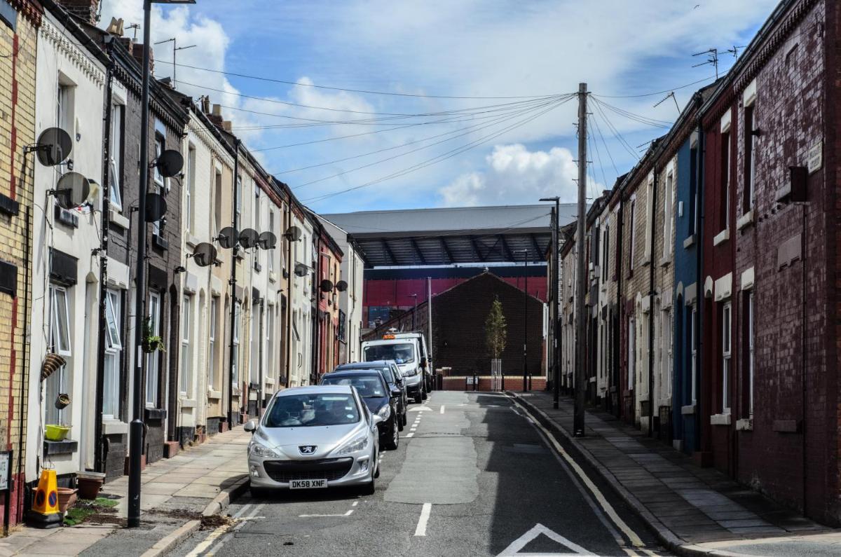 RIVERPOOL - LUXRY SUITS FOR FOOTBALL FANS NEAR AnFIELD STADIUM - Housity