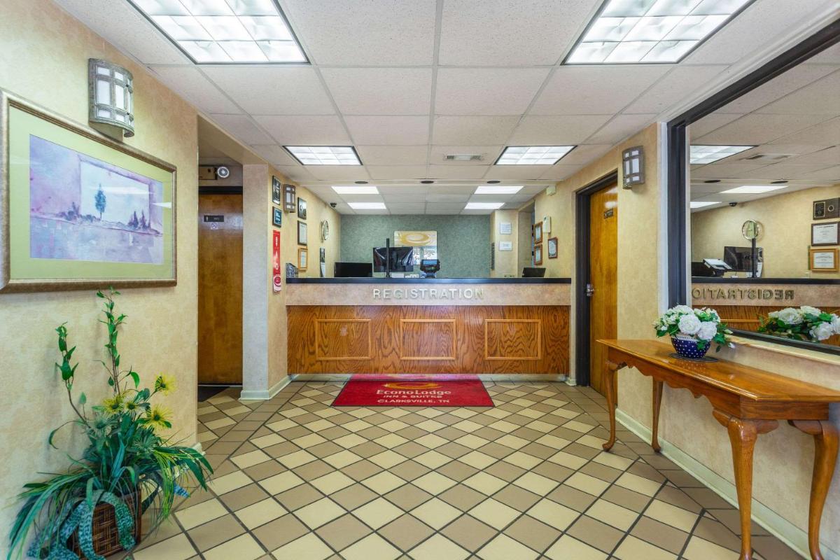 Econo Lodge & Suites Clarksville - Housity